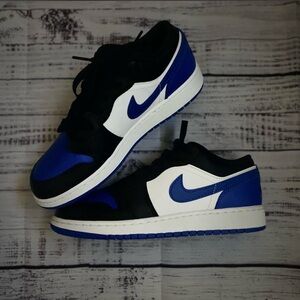 Nike Men's Black, White, and Blue Sneakers